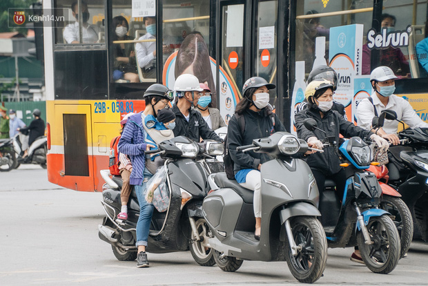 Chùm ảnh: Tiết trời se lạnh, người Hà Nội khoác thêm áo ấm, hưởng trọn không khí mát lành của mùa Thu - Ảnh 1.