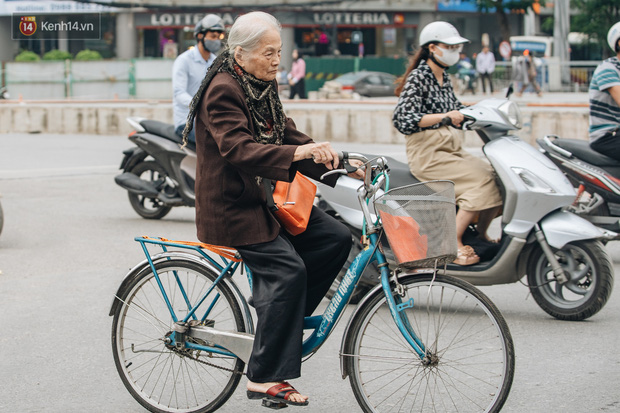 Chùm ảnh: Tiết trời se lạnh, người Hà Nội khoác thêm áo ấm, hưởng trọn không khí mát lành của mùa Thu - Ảnh 3.