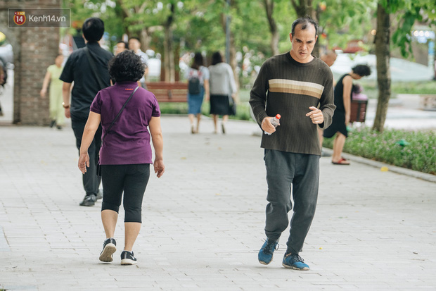 Chùm ảnh: Tiết trời se lạnh, người Hà Nội khoác thêm áo ấm, hưởng trọn không khí mát lành của mùa Thu - Ảnh 4.