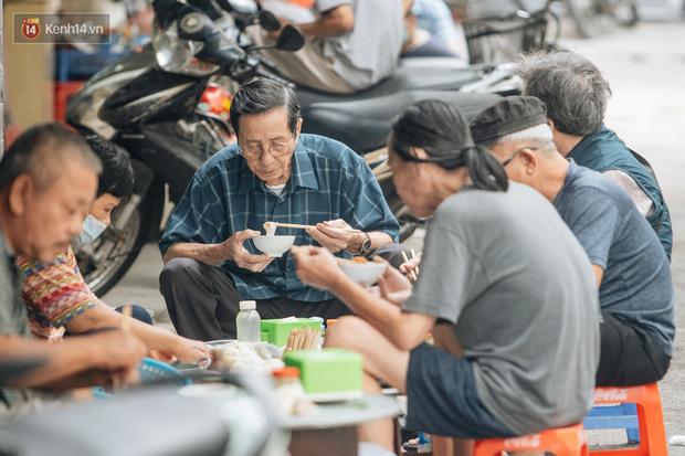 Chùm ảnh: Tiết trời se lạnh, người Hà Nội khoác thêm áo ấm, hưởng trọn không khí mát lành của mùa Thu - Ảnh 7.