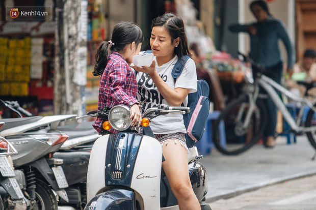 Chùm ảnh: Tiết trời se lạnh, người Hà Nội khoác thêm áo ấm, hưởng trọn không khí mát lành của mùa Thu - Ảnh 6.