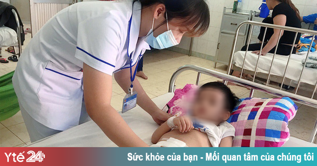 Ăn cháo cá, bé trai 3 tuổi bị xương cá đâm thủng manh tràng - Ảnh 1.