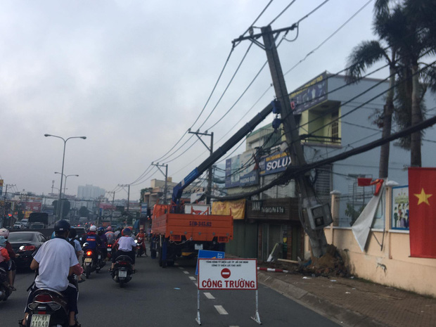 TP.HCM: 2 kẻ trộm lái ô tô tông gãy cột điện, hàng trăm hộ dân bị mất điện - Ảnh 2.