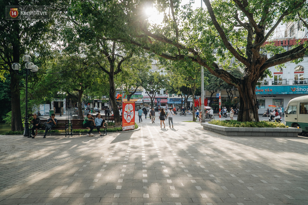 Người Hà Nội thích thú với diện mạo mới của hồ Gươm sau 5 tháng lát đá vĩnh cữu - Ảnh 1.