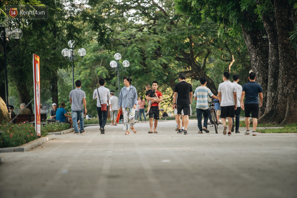 Người Hà Nội thích thú với diện mạo mới của hồ Gươm sau 5 tháng lát đá vĩnh cữu - Ảnh 14.