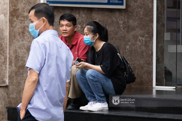 Tân sinh viên và cha mẹ đội mưa lớn vào thành phố nhập học: Cuộc sống xa nhà chính thức bắt đầu! - Ảnh 19.