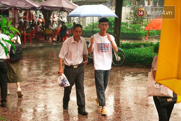 Tân sinh viên và cha mẹ đội mưa lớn vào thành phố nhập học: Cuộc sống xa nhà chính thức bắt đầu! - Ảnh 2.