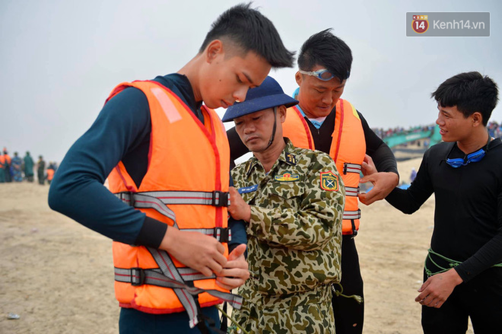 Nghẹt thở giải cứu thuyền viên kiệt sức, đeo bám trên tàu đang chìm dần tại bãi biển Cửa Việt - Ảnh 12.