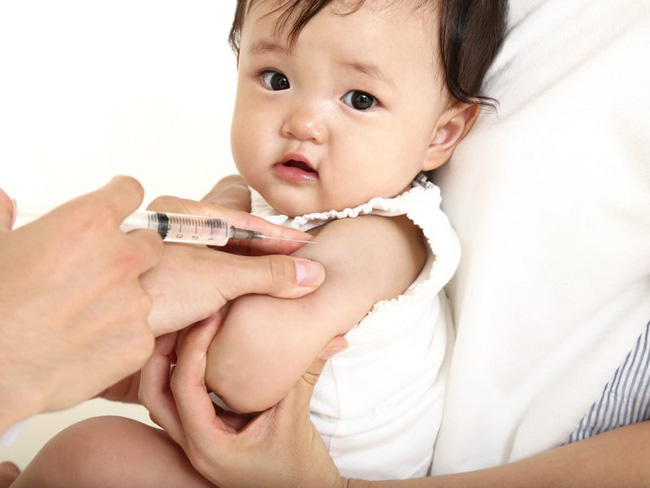 3 bệnh khiến trẻ đối diện nhiều biến chứng nguy hiểm, thậm chí gây vô sinh khi lớn lên, nhưng 1 mũi vắc xin này sẽ phòng ngừa tất cả - Ảnh 1.