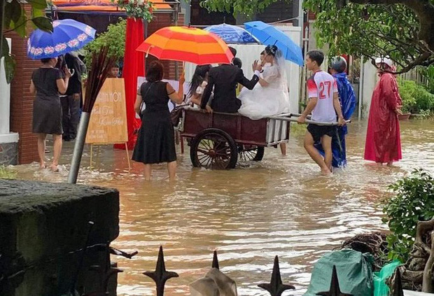 CLIP: Xóm làng xứ Quảng giải cứu 55 mâm cỗ cưới bị ế do mưa lũ - Ảnh 1.