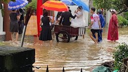 CLIP: Xóm làng xứ Quảng "giải cứu" 55 mâm cỗ cưới bị "ế" do mưa lũ