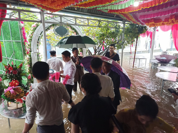 CLIP: Xóm làng xứ Quảng giải cứu 55 mâm cỗ cưới bị ế do mưa lũ - Ảnh 4.