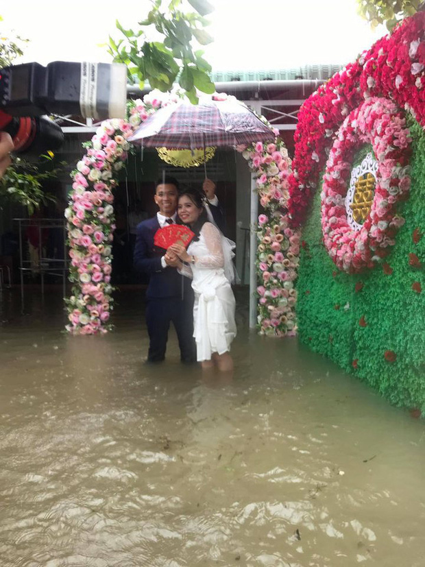 CLIP: Xóm làng xứ Quảng giải cứu 55 mâm cỗ cưới bị ế do mưa lũ - Ảnh 3.