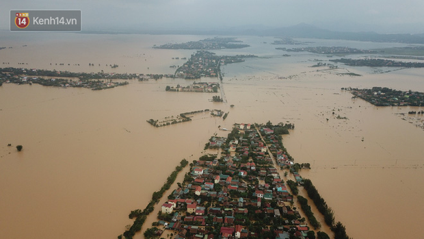 Chùm ảnh, video flycam: Cận cảnh lũ lịch sử nhấn chìm đường sá, ngập hàng ngàn ngôi nhà ở Quảng Bình - Ảnh 4.