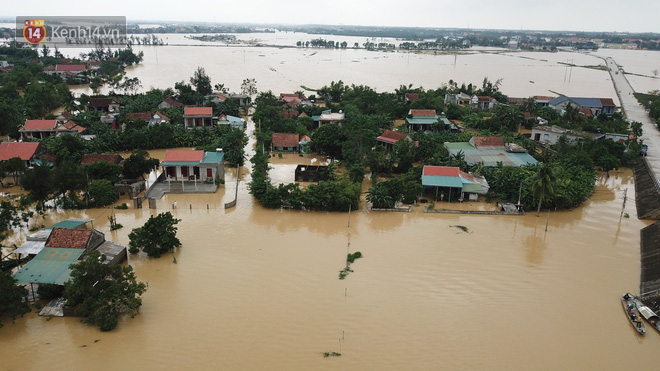 Chùm ảnh, video flycam: Cận cảnh lũ lịch sử nhấn chìm đường sá, ngập hàng ngàn ngôi nhà ở Quảng Bình - Ảnh 8.