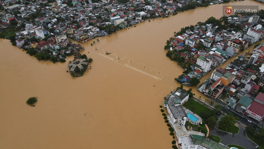 Chùm ảnh flycam: Trung tâm thành phố Huế ngập nặng do mưa lũ kéo dài, nước tiến sát mép cầu Trường Tiền - Ảnh 12.