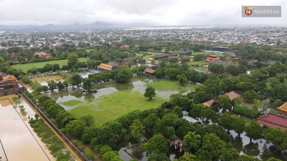 Chùm ảnh flycam: Trung tâm thành phố Huế ngập nặng do mưa lũ kéo dài, nước tiến sát mép cầu Trường Tiền - Ảnh 2.