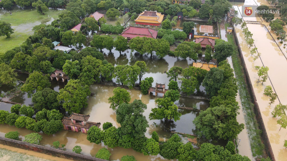 Chùm ảnh flycam: Trung tâm thành phố Huế ngập nặng do mưa lũ kéo dài, nước tiến sát mép cầu Trường Tiền - Ảnh 5.