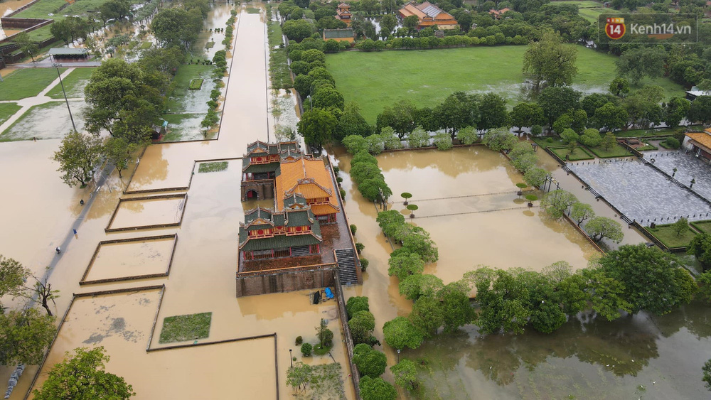 Chùm ảnh flycam: Trung tâm thành phố Huế ngập nặng do mưa lũ kéo dài, nước tiến sát mép cầu Trường Tiền - Ảnh 3.