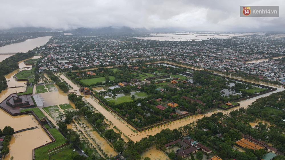 Chùm ảnh flycam: Trung tâm thành phố Huế ngập nặng do mưa lũ kéo dài, nước tiến sát mép cầu Trường Tiền - Ảnh 6.