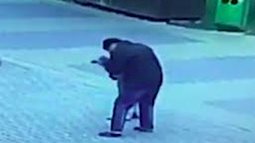 Đứng chơi trong sân nhà thi đấu, bé gái bị gã đàn ông lạ mặt cưỡng hôn, đoạn video khiến bất kỳ ai xem cũng giận run người