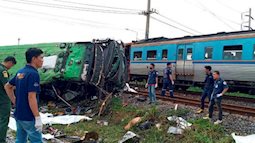Tàu hỏa húc tung xe buýt chở người đi lễ chùa, 20 người thiệt mạng