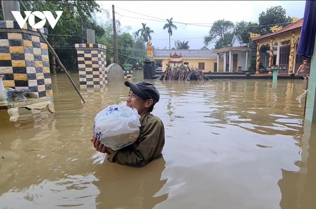 Số người chết do bão lũ ở Miền Trung tăng lên 36, khẩn cấp hỗ trợ cứu đói  - Ảnh 1.