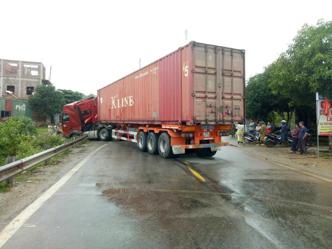 Xe container và xe ben nát đầu sau tai nạn - Ảnh 7.