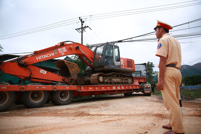 19h20: Đã tìm thấy toàn bộ 13 thi thể cán bộ, chiến sĩ bị vùi lấp tại Tiểu khu 67 - Ảnh 9.