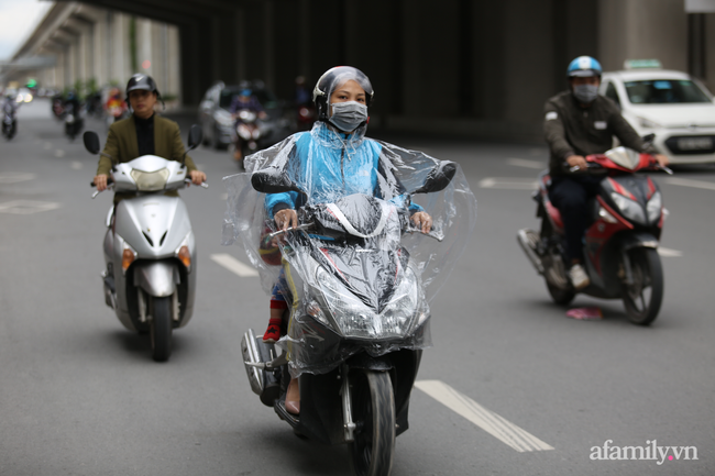 Hà Nội: Dưới tiết trời 20 độ, người dân co ro mặc áo ấm ra đường - Ảnh 4.