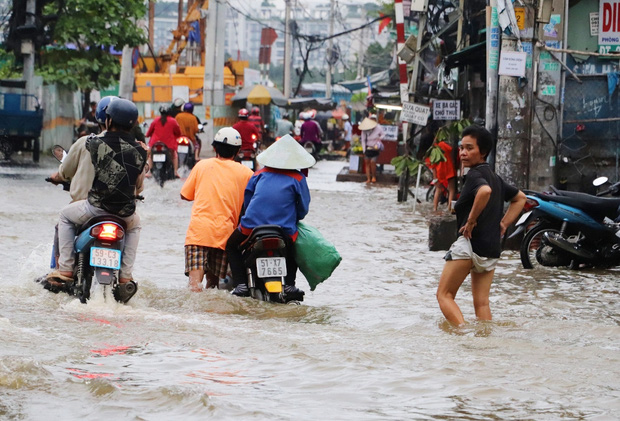 Hết dầm mưa liên tiếp, dân Sài Gòn lại khốn khổ vì triều cường đạt đỉnh, bì bõm dắt xe qua đường ngập - Ảnh 9.