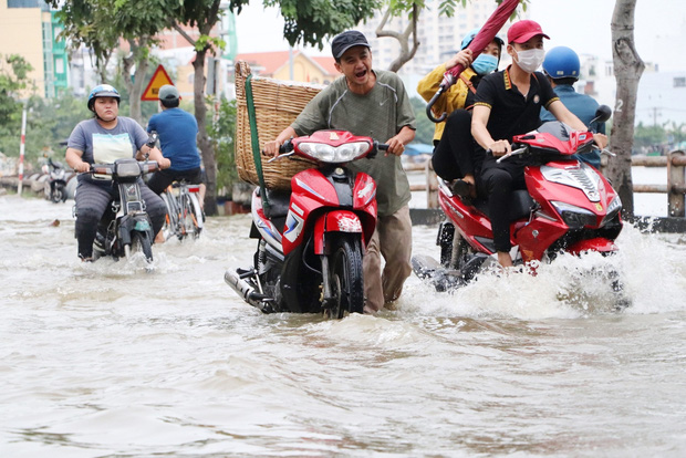 Hết dầm mưa liên tiếp, dân Sài Gòn lại khốn khổ vì triều cường đạt đỉnh, bì bõm dắt xe qua đường ngập - Ảnh 5.