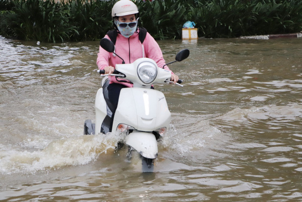 Hết dầm mưa liên tiếp, dân Sài Gòn lại khốn khổ vì triều cường đạt đỉnh, bì bõm dắt xe qua đường ngập - Ảnh 3.