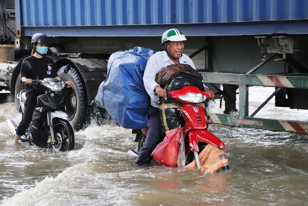 Hết dầm mưa liên tiếp, dân Sài Gòn lại khốn khổ vì triều cường đạt đỉnh, bì bõm dắt xe qua đường ngập - Ảnh 12.