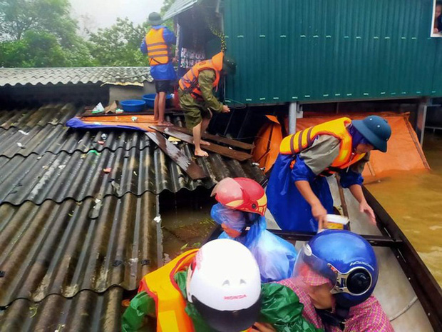 Lũ lịch sử ở Quảng Bình: Hơn 34.000 nhà dân ngập lụt, dân cuống cuồng chạy lũ trong đêm - Ảnh 2.
