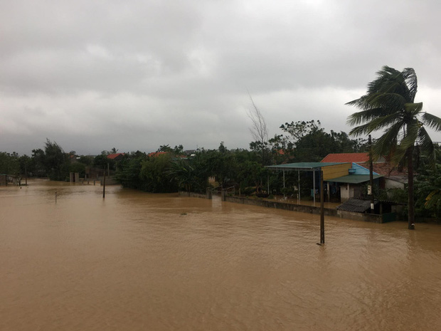 Lũ lịch sử ở Quảng Bình: Hơn 34.000 nhà dân ngập lụt, dân cuống cuồng chạy lũ trong đêm - Ảnh 3.