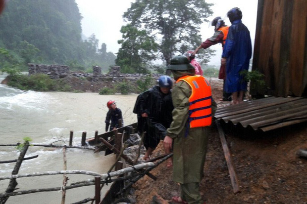 Lũ lịch sử ở Quảng Bình: Hơn 34.000 nhà dân ngập lụt, dân cuống cuồng chạy lũ trong đêm - Ảnh 4.