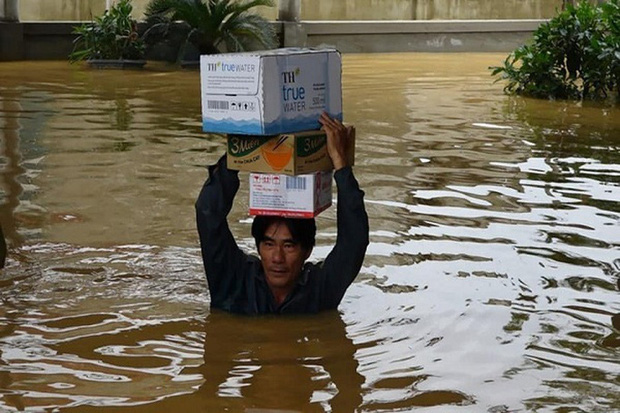 Lũ lịch sử ở Quảng Bình: Hơn 34.000 nhà dân ngập lụt, dân cuống cuồng chạy lũ trong đêm - Ảnh 5.