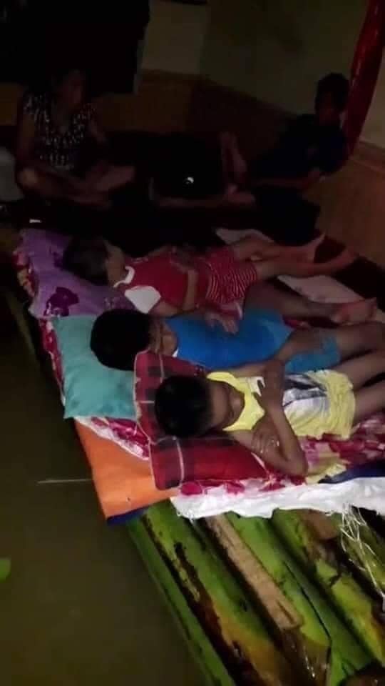 Rớt nước mắt với cảnh tượng những đứa trẻ ngủ ngoan trên chiếc bè chuối, trong ngôi nhà nhỏ bốn bề toàn là nước lũ - Ảnh 2.