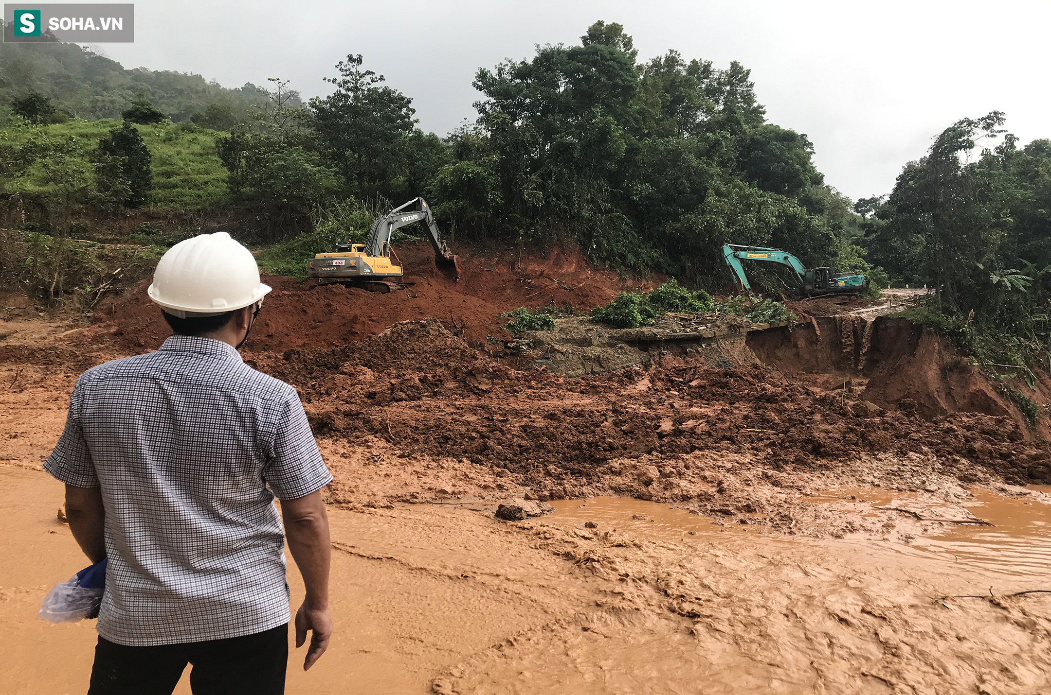 Toàn cảnh dãy nhà bị núi lở “san phẳng”, chôn vùi 22 chiến sĩ ở Quảng Trị - Ảnh 3.