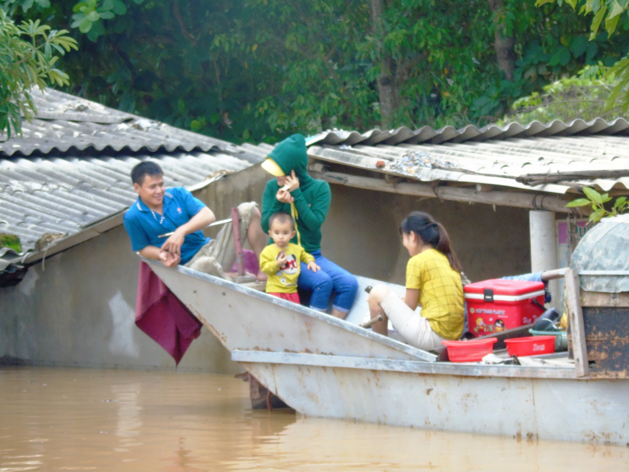 “Đại hồng thủy” nhấn chìm  gần 80.000 nhà dân Quảng Bình, 3 người chết - Ảnh 6.