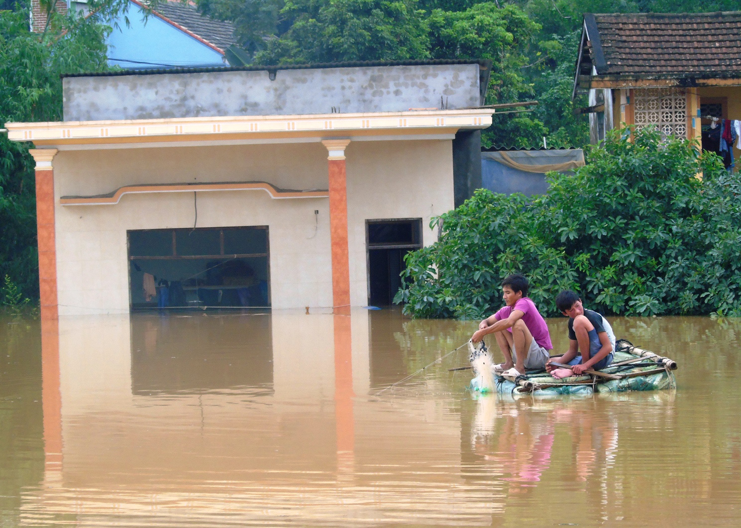“Đại hồng thủy” nhấn chìm  gần 80.000 nhà dân Quảng Bình, 3 người chết - Ảnh 4.