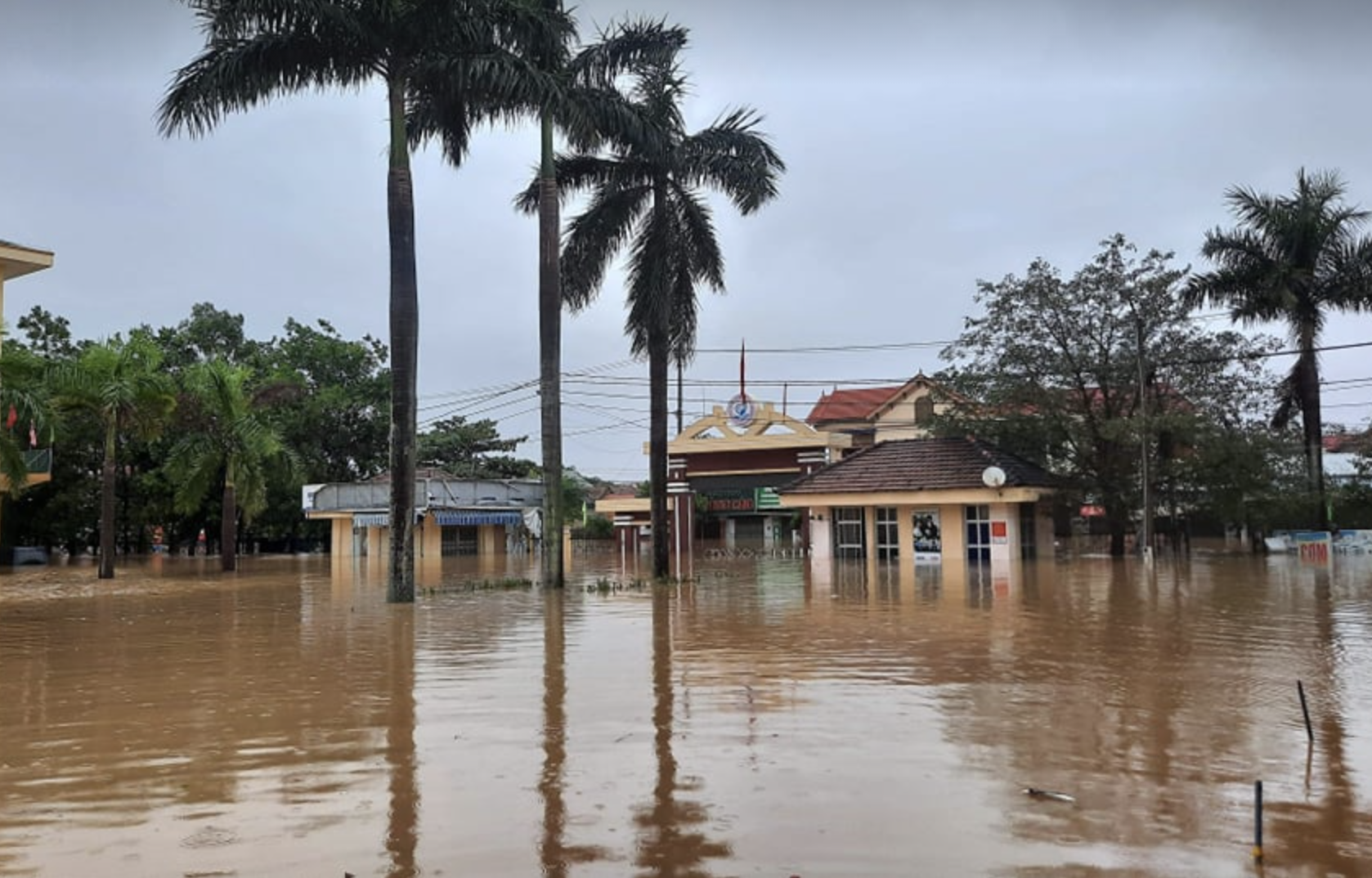 Quảng Bình: Bệnh viện chìm trong biển nước, sản phụ phải ...