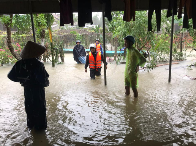 [Ảnh] Hà Tĩnh khẩn trương sơ tán hàng nghìn người dân vùng lũ lụt - Ảnh 14.