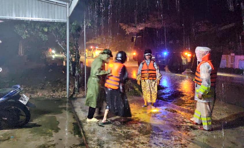 Hà Tĩnh ngập sâu, nước lũ đang lên nhanh, công an đến mọi ngóc ngách nhà dân sơ tán người - Ảnh 21.