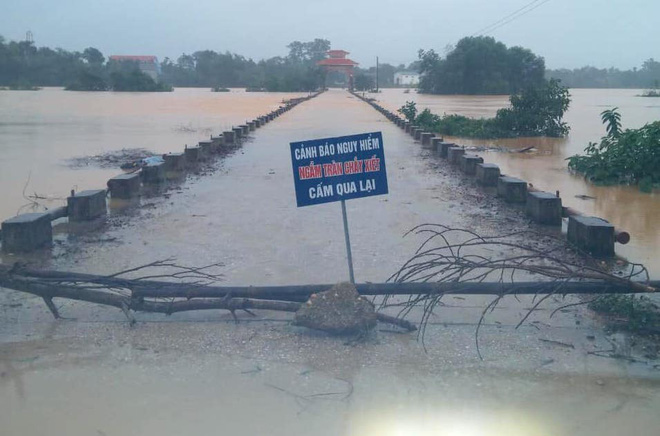 [Ảnh] Hà Tĩnh khẩn trương sơ tán hàng nghìn người dân vùng lũ lụt - Ảnh 2.