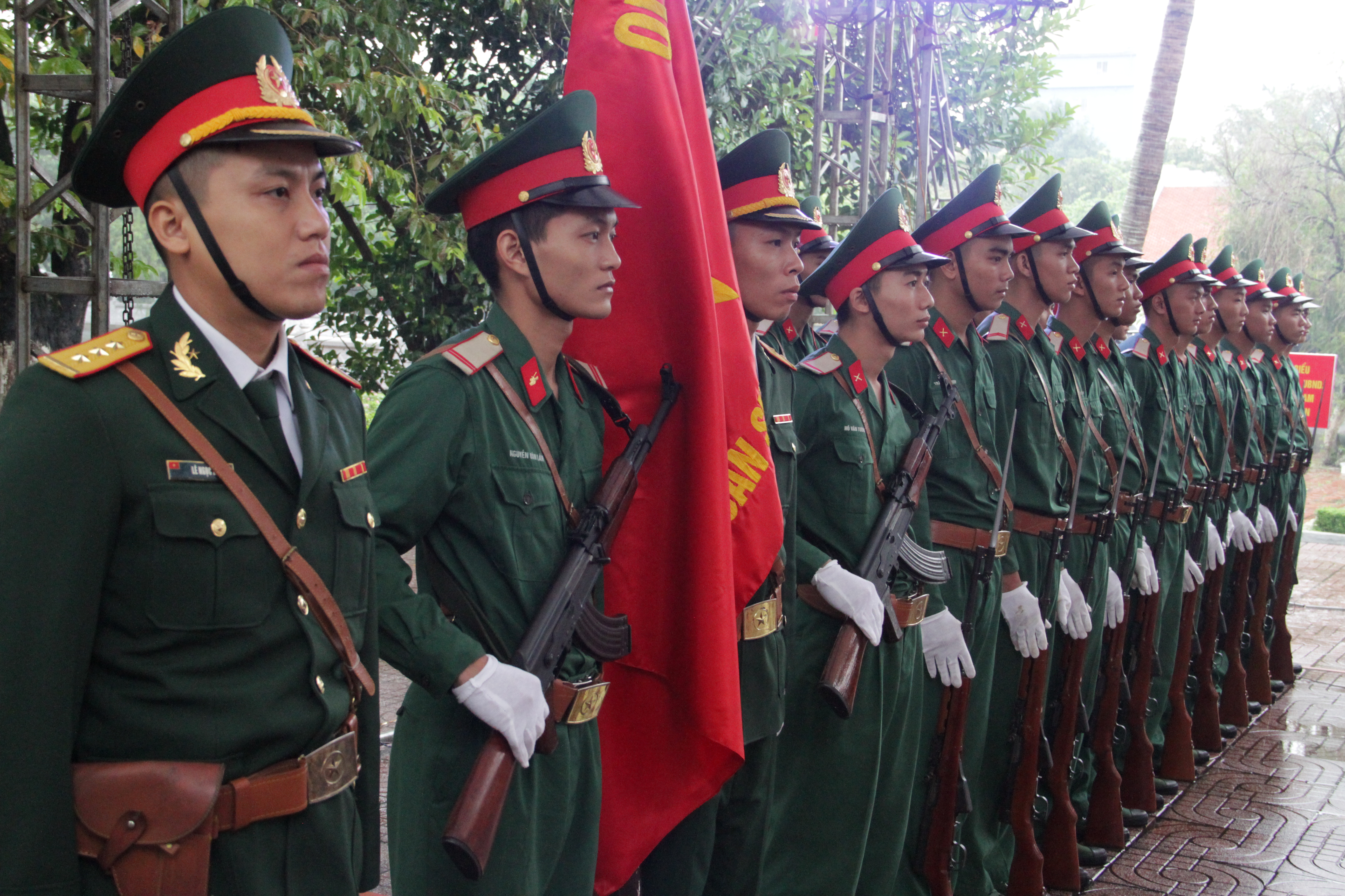 Vụ sạt lở thủy điện Rào Trăng 3: Quê nhà  Nghệ An khóc thương đón 3 liệt sỹ về với đất mẹ - Ảnh 2.