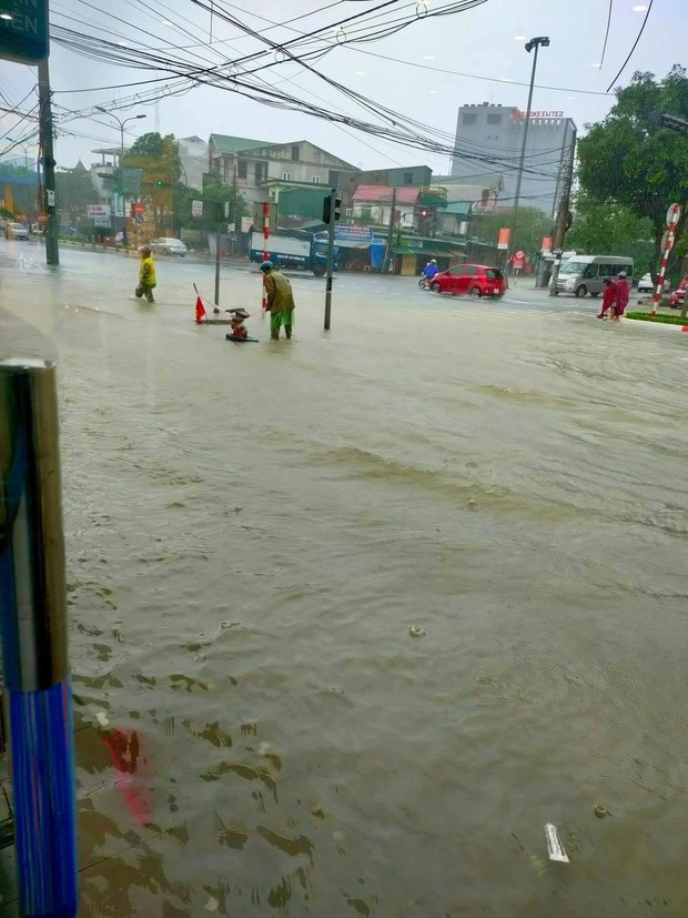 Hà Tĩnh mưa lớn, nước ngập sâu, dân leo gác mái tránh lũ - Ảnh 1.