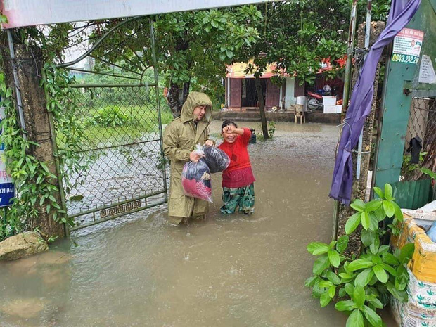 Hà Tĩnh mưa lớn, nước ngập sâu, dân leo gác mái tránh lũ - Ảnh 3.