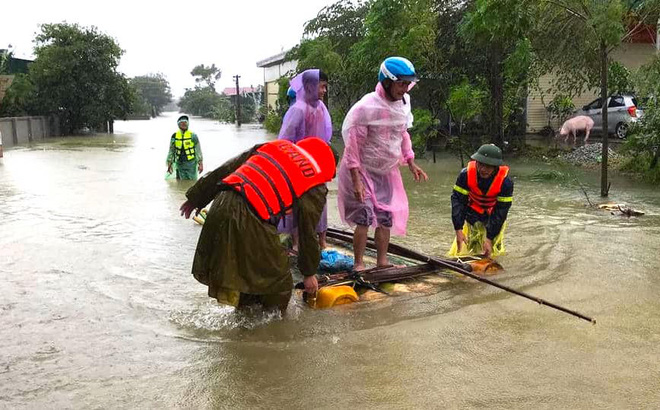 Hà Tĩnh ngập sâu, nước lũ đang lên nhanh, công an đến mọi ngóc ngách nhà dân sơ tán người - Ảnh 3.